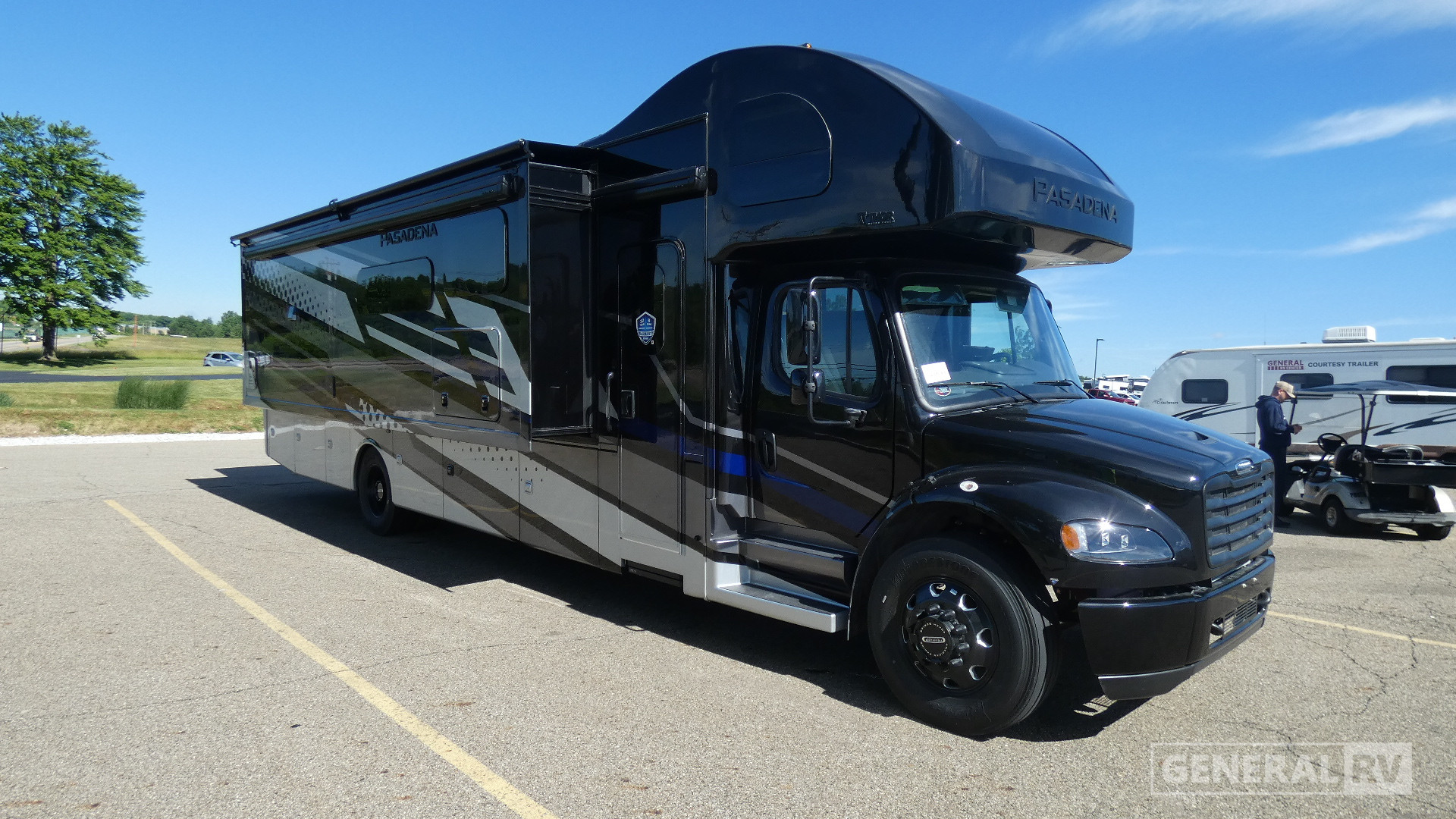 2027 Thor Motor Coach Pasadena 38DX for Sale in North Canton, OH
