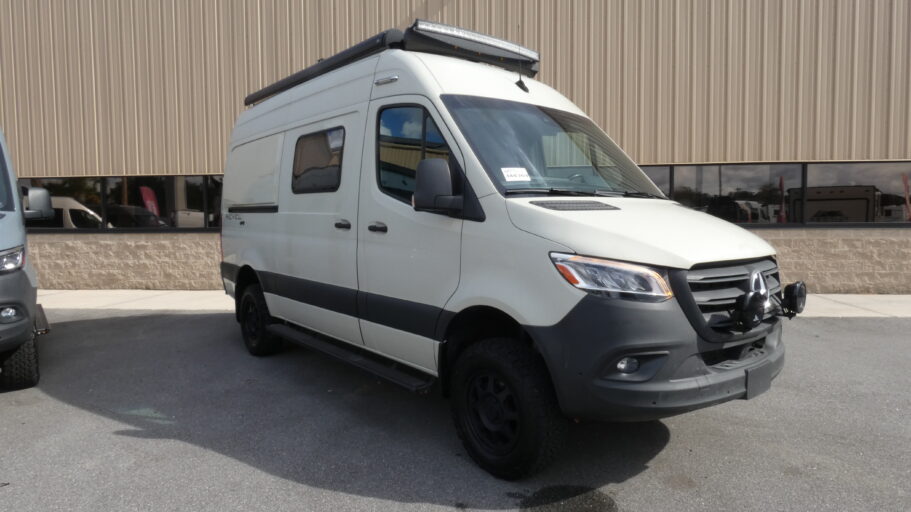 2021 WINNEBAGO 44E