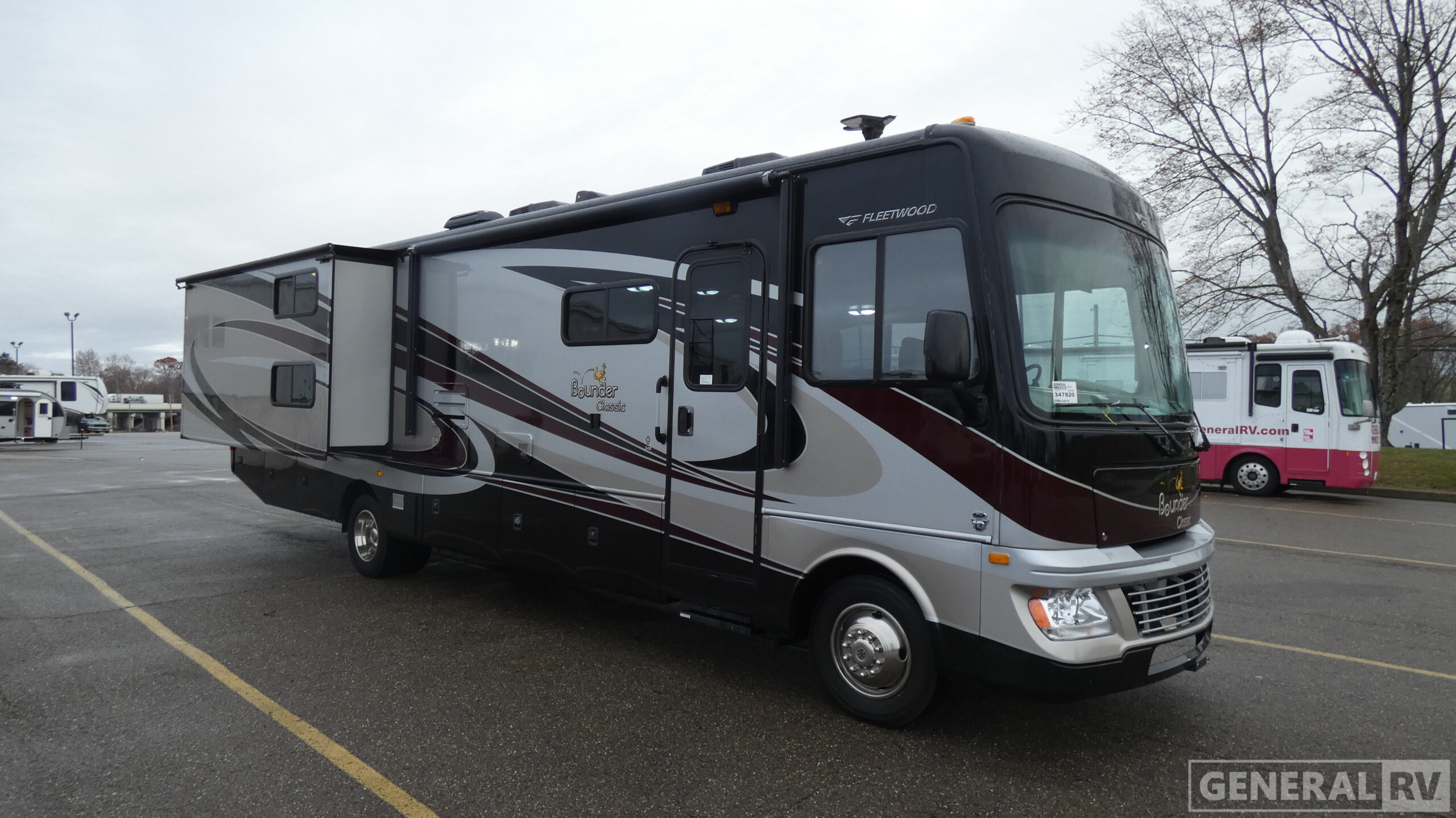 Used 2014 Fleetwood Bounder Classic 34B for sale in Wayland, MI