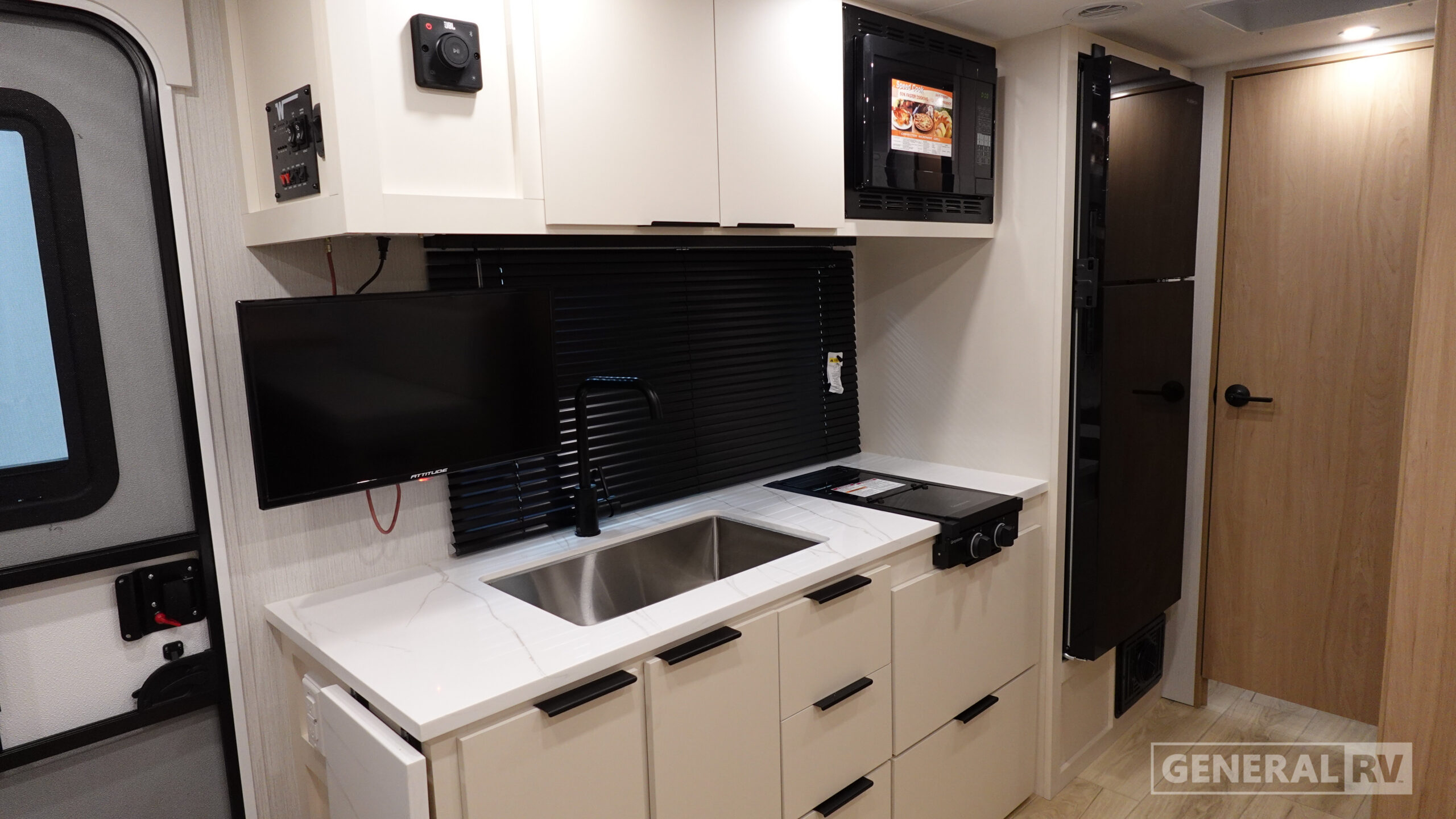 2026 Winnebago Micro Minnie 2100BH for Sale