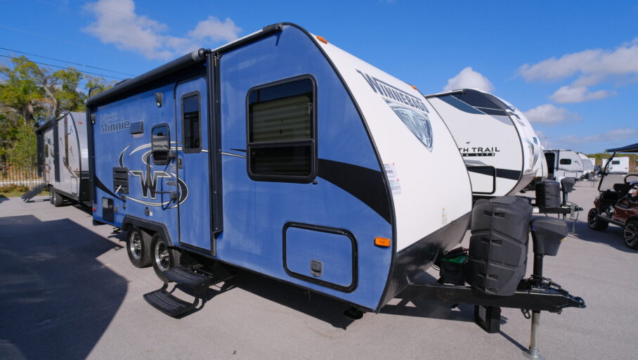 2018 WINNEBAGO 2106FBS