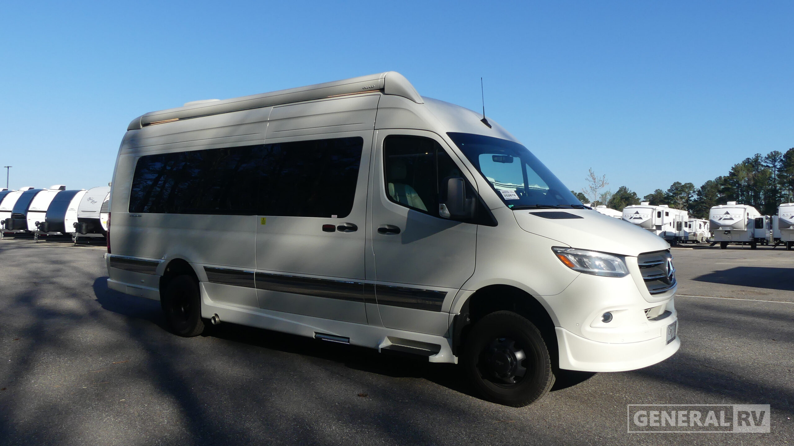 2027 Grech RV Strada-ion Lounge AWD Grey White