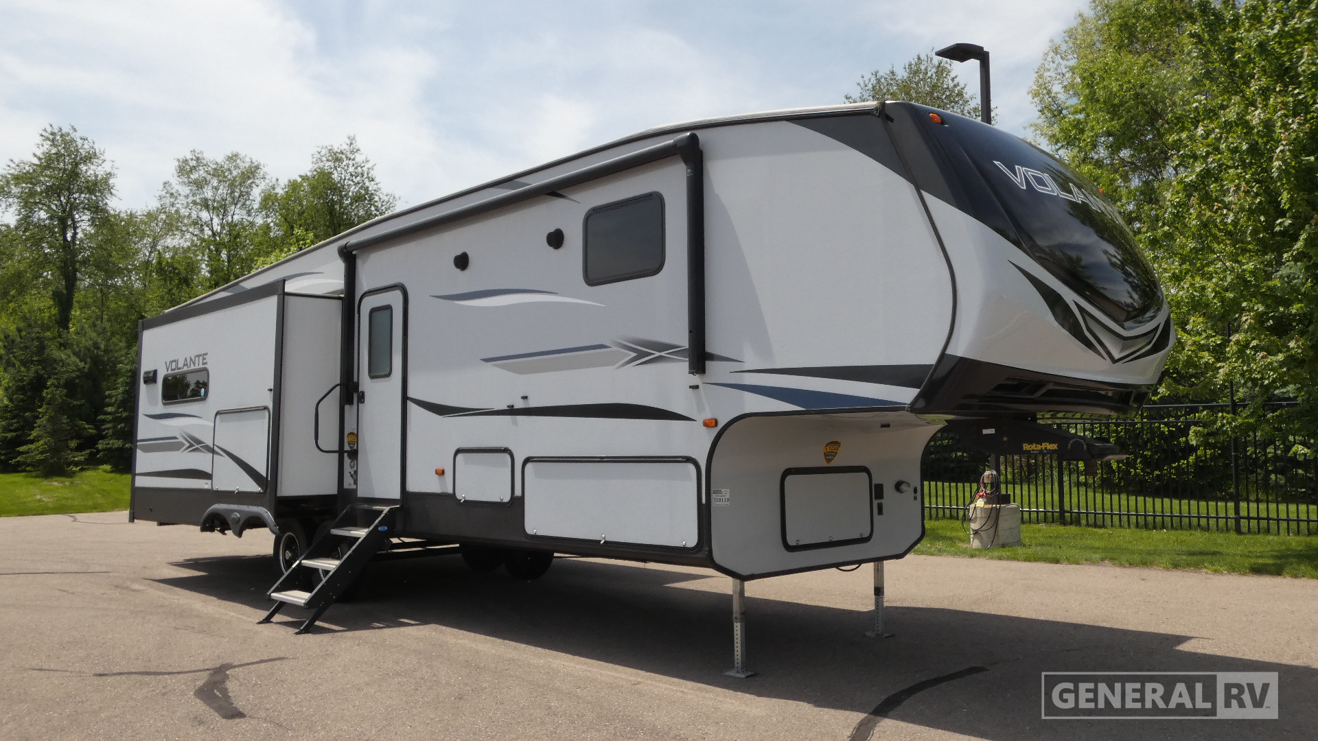 2020 CrossRoads Volante 5th Wheel VL326RK for Sale in Clarkston, MI