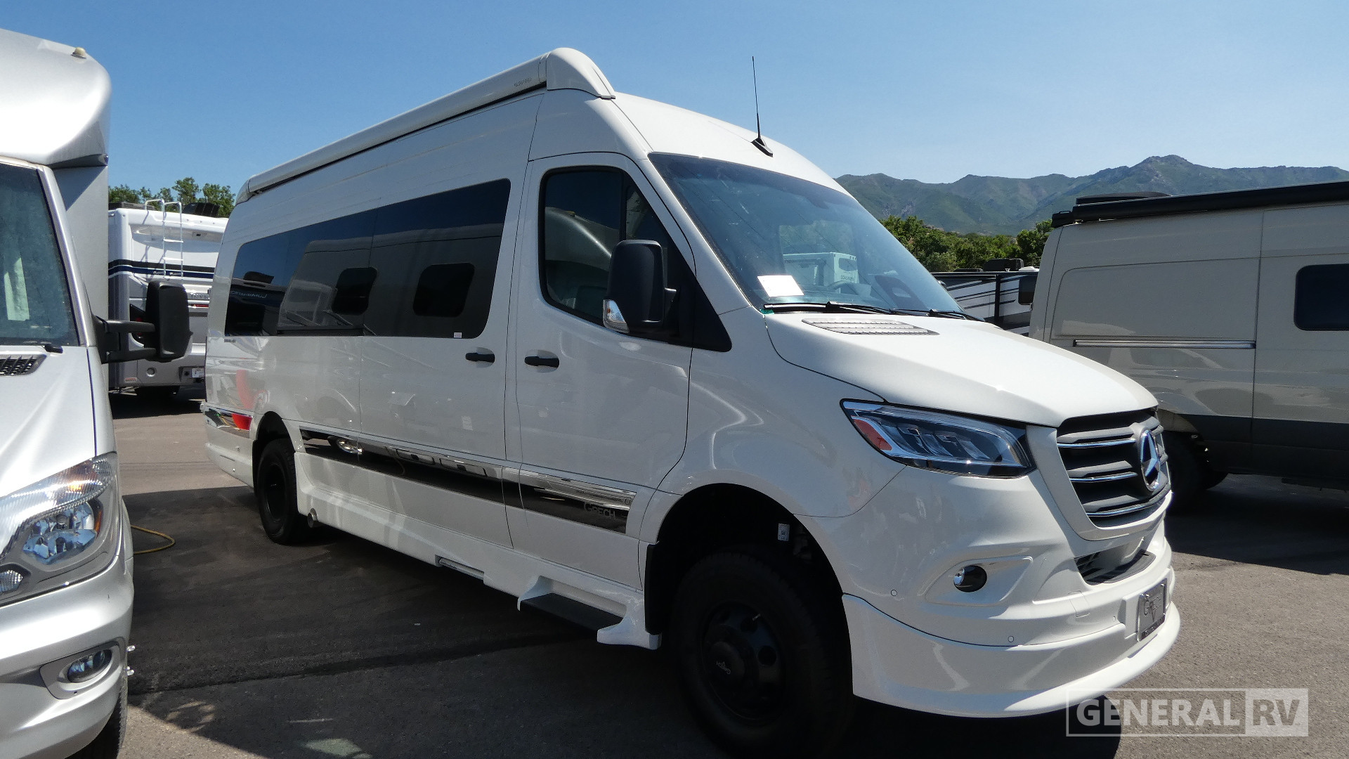 2027 Grech RV Strada-ion Tour AWD Grey White