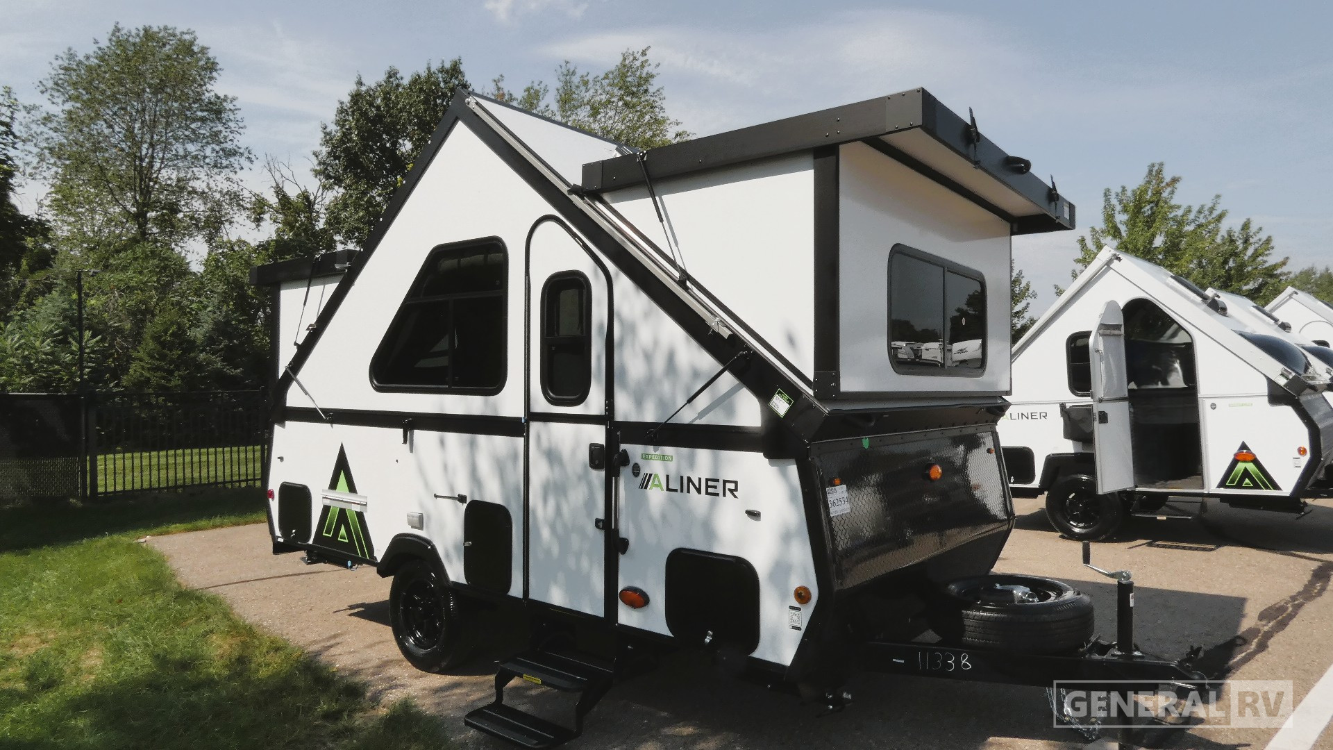 2027 Aliner Expedition Rear Sofa for Sale in WIXOM, MI